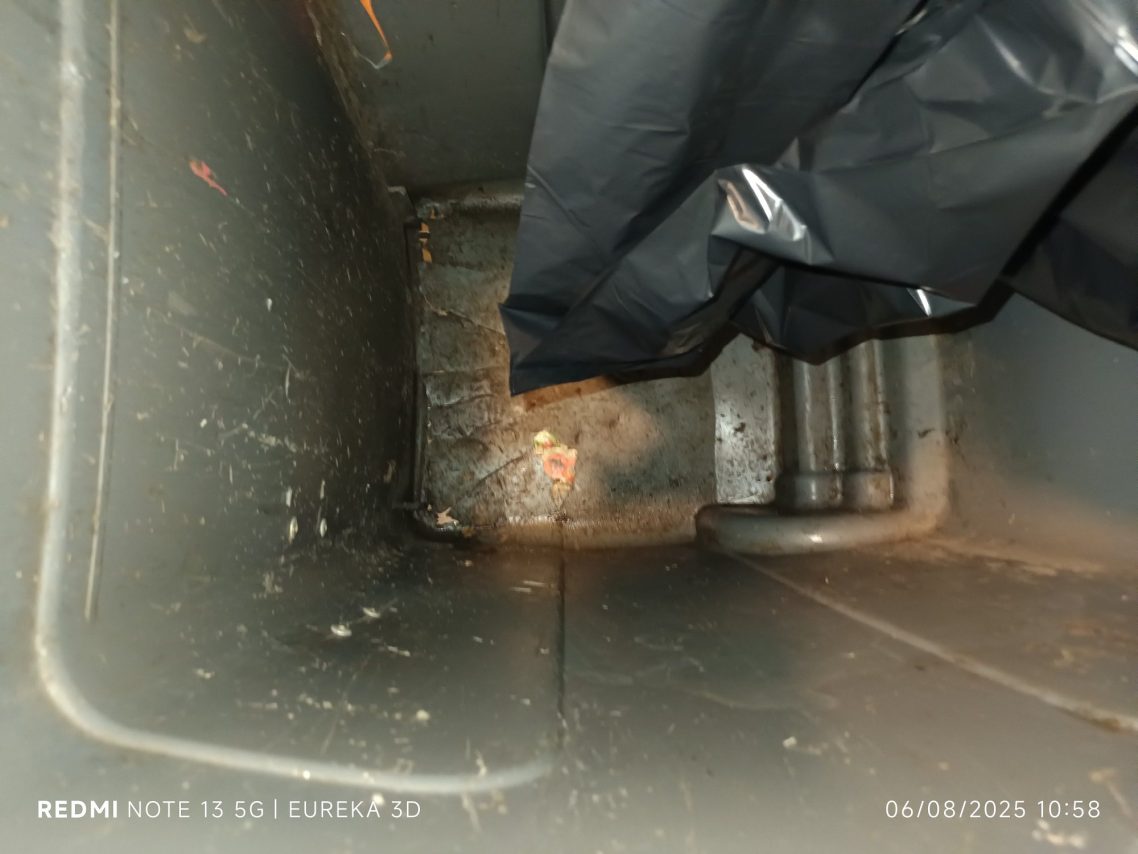 Masquage typique avec un sac Conteneur sale avec des déchets au fond et des objets obscurcis par l'ombre.