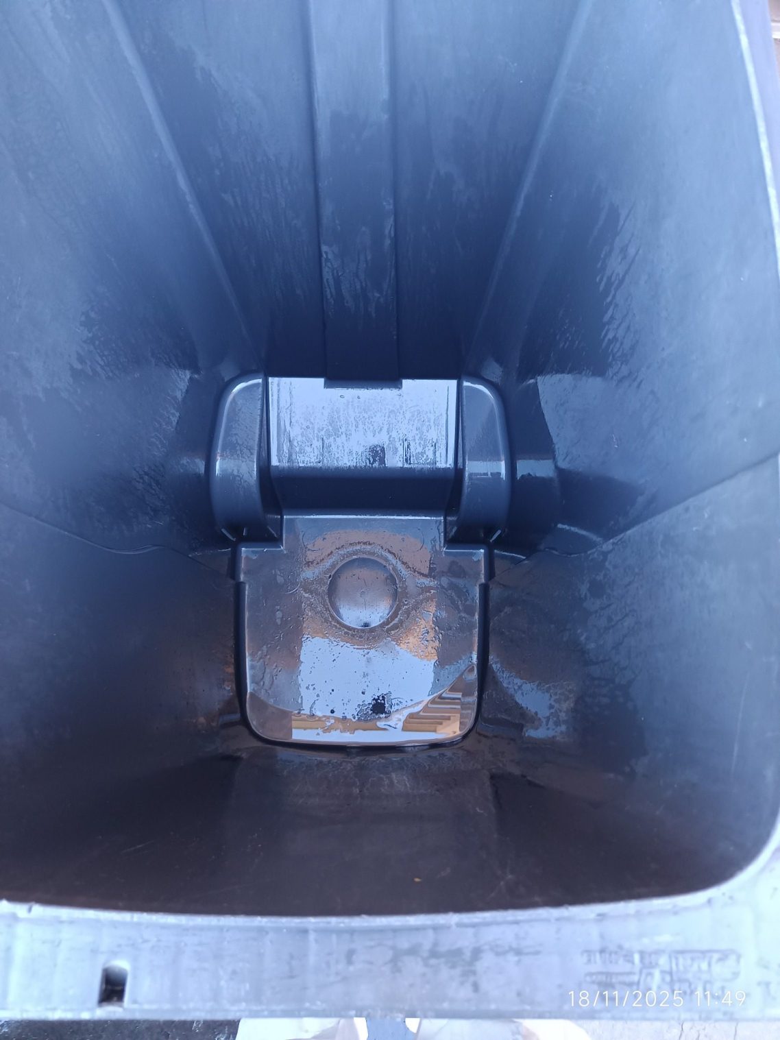 Après nettoyage Intérieur d'une benne à ordures, vide et en plastique, montrant le fond et les parois.